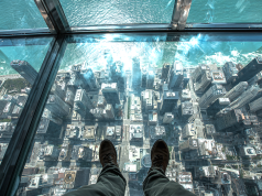 Marcher sur le vide : le plancher de verre, entre prouesse technique et émotion architecturale