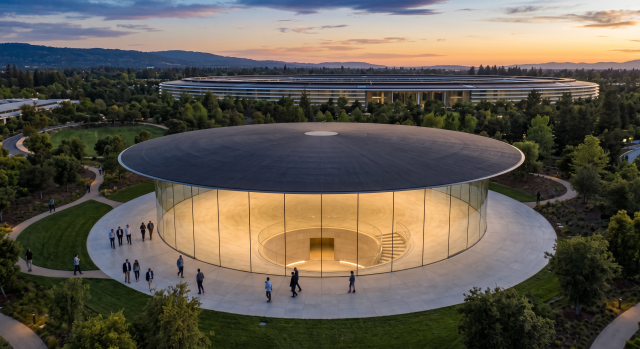 Steve Jobs Theater : Un Toit de 73 Tonnes Suspendu par du Verre